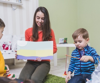 Opiekun w żłobku lub klubie dziecięcym (Duże)